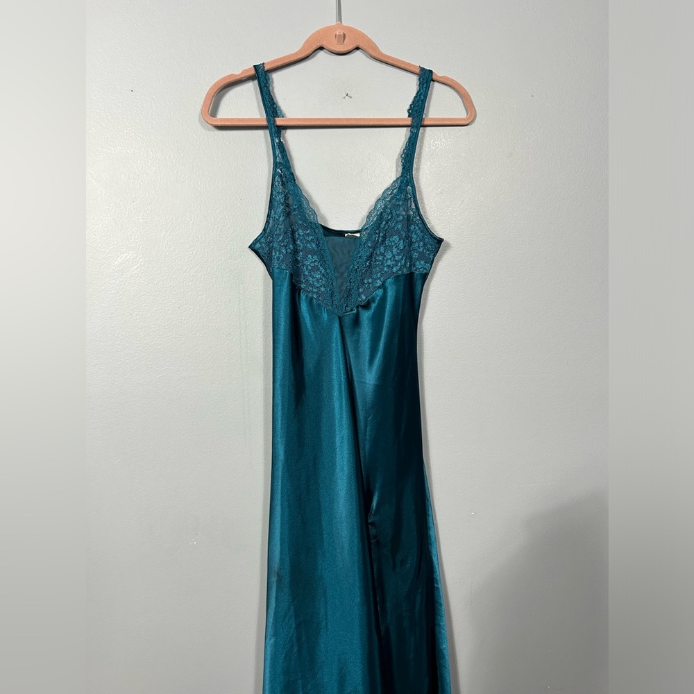 Vintage Victoria’s Secret slip camise size M- fair condition